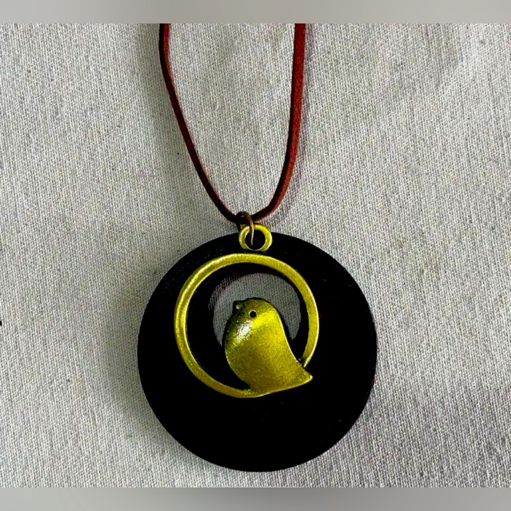 NWT VINTAGE STYLE WOODEN NECKLACE WITH BIRD